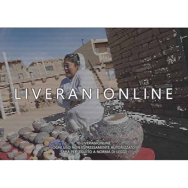 (100128) -- ALBUQUERQUE, Jan. 28, 2010 () -- An American Indian woman sells potteries in Acoma Pueblo in New Mexico, the United States, Jan. 25, 2010. Acoma Pueblo, also known as \'Sky City\', is a Native American pueblo built on top of a 367-foot (112 meters) sandstone mesa in the U.S. state of New Mexico. It is believed to be built in the 12th century, and regarded as one of the oldest continuously inhabited communities in the United States. People are living in the adobe houses, which have no electricity and water. (/Gu Xinrong) (lyi) /Agenzia Aldo Liverani Sas - ITALY ONLY - LÕantico villaggio di Acoma, chiamata Sky City per la sua collocazione in cima ad unÕalta mesa, il tipico altipiano del Southwest. Il pueblo e\' senza acqua ed elettricita\'