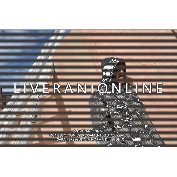 (100128) -- ALBUQUERQUE, Jan. 28, 2010 () -- A resident stands near a house in Acoma Pueblo in New Mexico, the United States, Jan. 25, 2010. Acoma Pueblo, also known as \'Sky City\', is a Native American pueblo built on top of a 367-foot (112 meters) sandstone mesa in the U.S. state of New Mexico. It is believed to be built in the 12th century, and regarded as one of the oldest continuously inhabited communities in the United States. People are living in the adobe houses, which have no electricity and water. (/Gu Xinrong) (lyi) /Agenzia Aldo Liverani Sas - ITALY ONLY - LÕantico villaggio di Acoma, chiamata Sky City per la sua collocazione in cima ad unÕalta mesa, il tipico altipiano del Southwest. Il pueblo e\' senza acqua ed elettricita\'