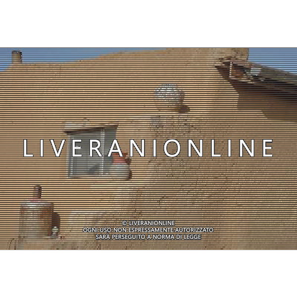 (100128) -- ALBUQUERQUE, Jan. 28, 2010 () -- Photo taken on Jan. 25, 2010 shows the Pueblo\'s mission church, San Esteban del Rey, built from 1629 to 1640 with all building materials hand carried or hauled up the steep slopes of the mesa, in Acoma Pueblo in New Mexico, the United States. Acoma Pueblo, also known as \'Sky City\', is a Native American pueblo built on top of a 367-foot (112 meters) sandstone mesa in the U.S. state of New Mexico. It is believed to be built in the 12th century, and regarded as one of the oldest continuously inhabited communities in the United States. People are living in the adobe houses, which have no electricity and water. (/Gu Xinrong) (lyi) /Agenzia Aldo Liverani Sas - ITALY ONLY - LÕantico villaggio di Acoma, chiamata Sky City per la sua collocazione in cima ad unÕalta mesa, il tipico altipiano del Southwest. Il pueblo e\' senza acqua ed elettricita\'