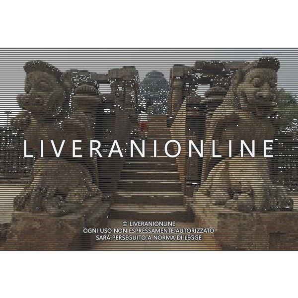 (100129) -- KONARK, Jan. 29, 2010 () -- Tourists visit the Konark Sun Temple in Konark, a small town in the state of Orissa, eastern India, on Jan. 28, 2010. The Konark Sun Temple is one of India\'s most renowned temples and a must-go destination for tourists. It was built in the 13th century and was listed as a World Heritage Site in 1984. (/Wang Ye) (nxl) /Agenzia Aldo Liverani Sas - ITALY ONLY - Il famoso tempio del sole risalente al XIII secolo situato nel villaggio di Konarak (o Kornak), nel distretto di Puri, nello stato federato di Orissa in India.