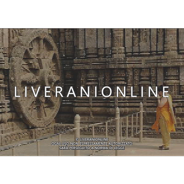 (100129) -- KONARK, Jan. 29, 2010 () -- Tourists visit the Konark Sun Temple in Konark, a small town in the state of Orissa, eastern India, on Jan. 28, 2010. The Konark Sun Temple is one of India\'s most renowned temples and a must-go destination for tourists. It was built in the 13th century and was listed as a World Heritage Site in 1984. (/Wang Ye) (nxl) /Agenzia Aldo Liverani Sas - ITALY ONLY - Il famoso tempio del sole risalente al XIII secolo situato nel villaggio di Konarak (o Kornak), nel distretto di Puri, nello stato federato di Orissa in India.