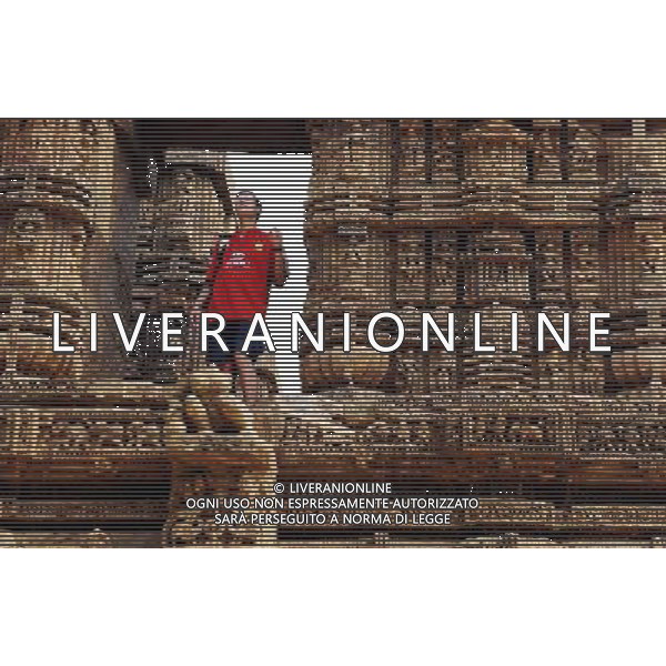 (100129) -- KONARK, Jan. 29, 2010 () -- Tourists visit the Konark Sun Temple in Konark, a small town in the state of Orissa, eastern India, on Jan. 28, 2010. The Konark Sun Temple is one of India\'s most renowned temples and a must-go destination for tourists. It was built in the 13th century and was listed as a World Heritage Site in 1984. (/Wang Ye) (nxl) /Agenzia Aldo Liverani Sas - ITALY ONLY - Il famoso tempio del sole risalente al XIII secolo situato nel villaggio di Konarak (o Kornak), nel distretto di Puri, nello stato federato di Orissa in India.