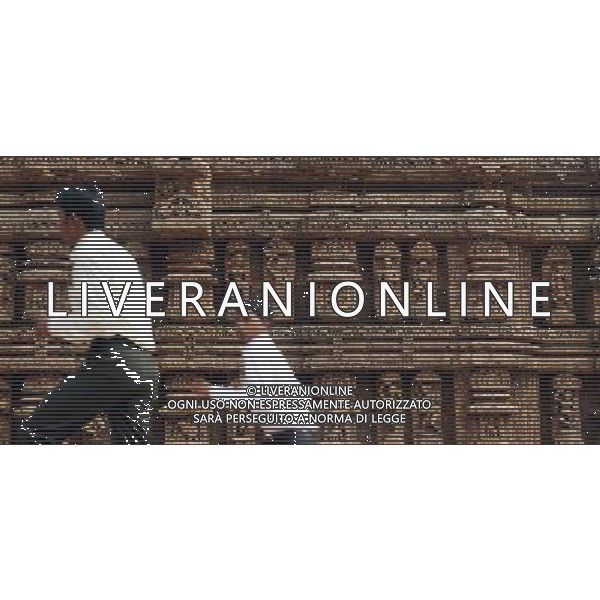 (100129) -- KONARK, Jan. 29, 2010 () -- Tourists visit the Konark Sun Temple in Konark, a small town in the state of Orissa, eastern India, on Jan. 28, 2010. The Konark Sun Temple is one of India\'s most renowned temples and a must-go destination for tourists. It was built in the 13th century and was listed as a World Heritage Site in 1984. (/Wang Ye) (nxl) /Agenzia Aldo Liverani Sas - ITALY ONLY - Il famoso tempio del sole risalente al XIII secolo situato nel villaggio di Konarak (o Kornak), nel distretto di Puri, nello stato federato di Orissa in India.