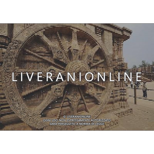 (100129) -- KONARK, Jan. 29, 2010 () -- Tourists visit the Konark Sun Temple in Konark, a small town in the state of Orissa, eastern India, on Jan. 28, 2010. The Konark Sun Temple is one of India\'s most renowned temples and a must-go destination for tourists. It was built in the 13th century and was listed as a World Heritage Site in 1984. (/Wang Ye) (nxl) /Agenzia Aldo Liverani Sas - ITALY ONLY - Il famoso tempio del sole risalente al XIII secolo situato nel villaggio di Konarak (o Kornak), nel distretto di Puri, nello stato federato di Orissa in India.