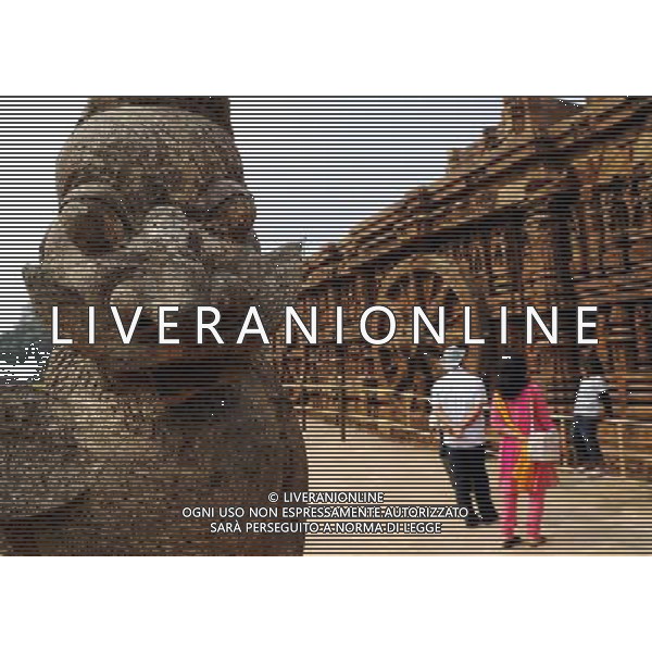 (100129) -- KONARK, Jan. 29, 2010 () -- Tourists visit the Konark Sun Temple in Konark, a small town in the state of Orissa, eastern India, on Jan. 28, 2010. The Konark Sun Temple is one of India\'s most renowned temples and a must-go destination for tourists. It was built in the 13th century and was listed as a World Heritage Site in 1984. (/Wang Ye) (nxl) /Agenzia Aldo Liverani Sas - ITALY ONLY - Il famoso tempio del sole risalente al XIII secolo situato nel villaggio di Konarak (o Kornak), nel distretto di Puri, nello stato federato di Orissa in India.