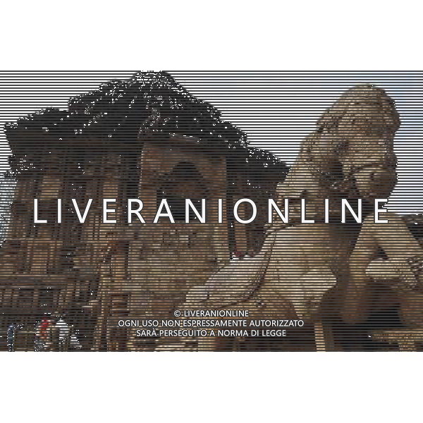 (100129) -- KONARK, Jan. 29, 2010 () -- Tourists visit the Konark Sun Temple in Konark, a small town in the state of Orissa, eastern India, on Jan. 28, 2010. The Konark Sun Temple is one of India\'s most renowned temples and a must-go destination for tourists. It was built in the 13th century and was listed as a World Heritage Site in 1984. (/Wang Ye) (nxl) /Agenzia Aldo Liverani Sas - ITALY ONLY - Il famoso tempio del sole risalente al XIII secolo situato nel villaggio di Konarak (o Kornak), nel distretto di Puri, nello stato federato di Orissa in India.