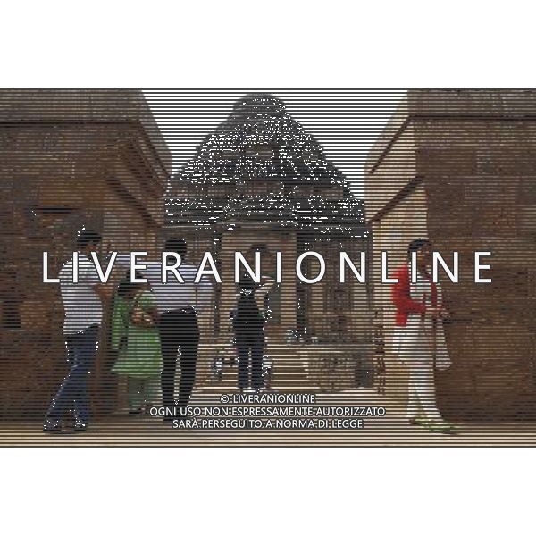 (100129) -- KONARK, Jan. 29, 2010 () -- Tourists visit the Konark Sun Temple in Konark, a small town in the state of Orissa, eastern India, on Jan. 28, 2010. The Konark Sun Temple is one of India\'s most renowned temples and a must-go destination for tourists. It was built in the 13th century and was listed as a World Heritage Site in 1984. (/Wang Ye) (nxl) /Agenzia Aldo Liverani Sas - ITALY ONLY - Il famoso tempio del sole risalente al XIII secolo situato nel villaggio di Konarak (o Kornak), nel distretto di Puri, nello stato federato di Orissa in India.