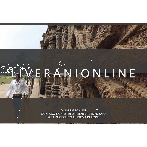 (100129) -- KONARK, Jan. 29, 2010 () -- Tourists visit the Konark Sun Temple in Konark, a small town in the state of Orissa, eastern India, on Jan. 28, 2010. The Konark Sun Temple is one of India\'s most renowned temples and a must-go destination for tourists. It was built in the 13th century and was listed as a World Heritage Site in 1984. (/Wang Ye) (nxl) /Agenzia Aldo Liverani Sas - ITALY ONLY - Il famoso tempio del sole risalente al XIII secolo situato nel villaggio di Konarak (o Kornak), nel distretto di Puri, nello stato federato di Orissa in India.