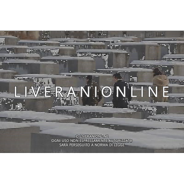 (100129) -- BERLIN, Jan. 29, 2010 () -- People walk among the snow-covered concrete steles of the memorial for the murdered Jews of Europe in Berlin, capital of Germany, Jan. 28, 2010. A storm front covered much of Germany with snow Wednesday night into Thursday, adding to what has been an unusually cold and snowy winter. (/Ban Wei) (yy) /Agenzia Aldo Liverani Sas - ITALY ONLY - LA CITTA\' DI BERLINO CAPITALE DELLA GERMANIA SOTTO LA NEVE