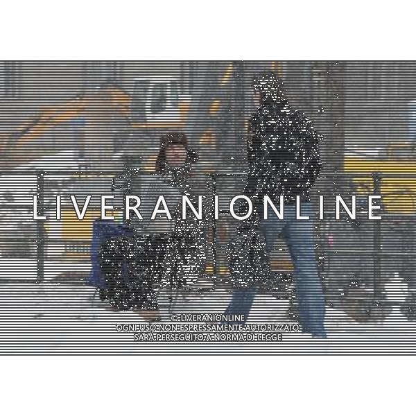 (100129) -- BERLIN, Jan. 29, 2010 () -- An artist performs in snow in Berlin, capital of Germany, Jan. 28, 2010. A storm front covered much of Germany with snow Wednesday night into Thursday, adding to what has been an unusually cold and snowy winter. (/Ban Wei) (yy) /Agenzia Aldo Liverani Sas - ITALY ONLY - LA CITTA\' DI BERLINO CAPITALE DELLA GERMANIA SOTTO LA NEVE