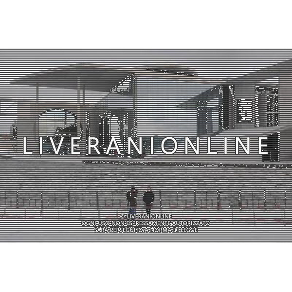 (100129) -- BERLIN, Jan. 29, 2010 () -- People idle along the frozen river Spree in Berlin, capital of Germany, Jan. 28, 2010. A storm front covered much of Germany with snow Wednesday night into Thursday, adding to what has been an unusually cold and snowy winter. (/Ban Wei) (yy) /Agenzia Aldo Liverani Sas - ITALY ONLY - LA CITTA\' DI BERLINO CAPITALE DELLA GERMANIA SOTTO LA NEVE