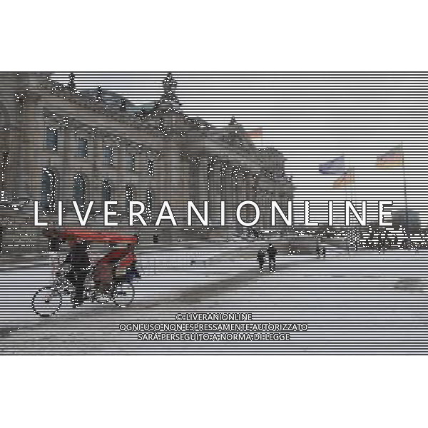 (100129) -- BERLIN, Jan. 29, 2010 () -- People pass by the snow-covered Reichstag building in Berlin, capital of Germany, Jan. 28, 2010. A storm front covered much of Germany with snow Wednesday night into Thursday, adding to what has been an unusually cold and snowy winter. (/Ban Wei) (yy) /Agenzia Aldo Liverani Sas - ITALY ONLY - LA CITTA\' DI BERLINO CAPITALE DELLA GERMANIA SOTTO LA NEVE