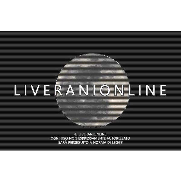 (100130) -- HOHHOT, Jan. 30, 2010 (Xinhua) -- The moon is seen in Hohhot, north China\'s Inner Mongolia Autonomous Region, Jan. 30, 2010. The moon seen on Saturday is the biggest full moon of the year. In average, the biggest full moon repeats every 14 synodic months. (Xinhua/Li Xin) (zl) /Agenzia Aldo Liverani Sas - ITALY ONLY - LA LUNA unico satellite naturale della Terra