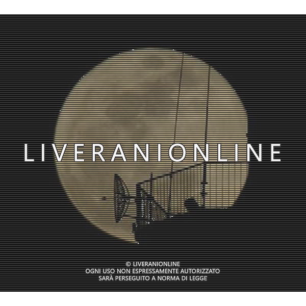 (100130) -- ZHENGZHOU, Jan. 30, 2010 (Xinhua) -- The moon is seen in Zhengzhou, central China\'s Henan Province, Jan. 30, 2010. The moon seen on Saturday is the biggest full moon of the year. In average, the biggest full moon repeats every 14 synodic months. (Xinhua/Zhu Xiang) (zl) /Agenzia Aldo Liverani Sas - ITALY ONLY - LA LUNA unico satellite naturale della Terra