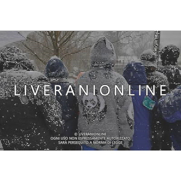 (100130) -- WASHINGTON, Jan. 30, 2010 -- People take a farewell glance at Giant panda Tai Shan during a farewell party at the National Zoo in Washington D.C., the United States, Jan. 30, 2010. Hundreds of fans braved heavy snowfall Saturday to express goodbye to Tai Shan. Tai Shan, born at the Natiional Zoo in 2005, will be carried back to China by a U.S. FedEx cargo plane on Feb. 4. Zhang Jun) (gxr) /Agenzia Aldo Liverani Sas - ITALY ONLY - Tornera\' in Cina volando in prima classe Tai Shan, il panda gigante nato nel 2005 nello zoo di Washington