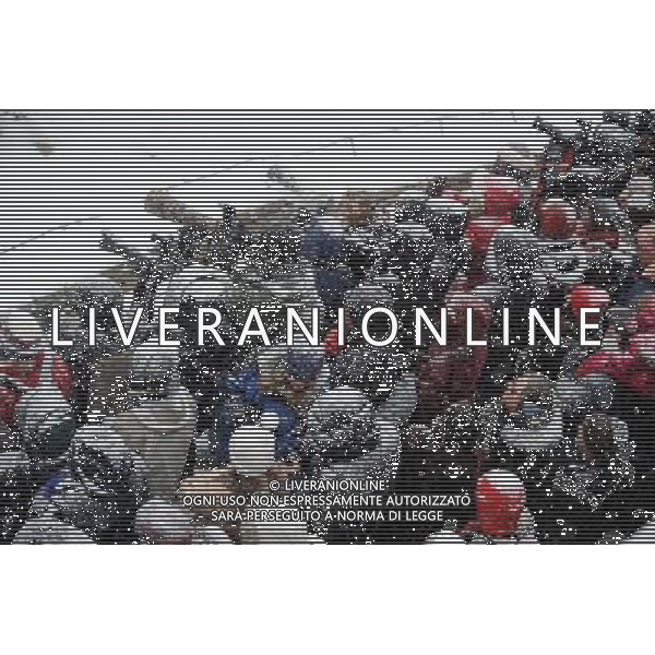 (100130) -- WASHINGTON, Jan. 30, 2010 -- People attend a farewell party for giant panda Tai Shan at the National Zoo in Washington D.C., the United States, Jan. 30, 2010. Hundreds of fans braved heavy snowfall Saturday to express goodbye to Tai Shan. Tai Shan, born at the National Zoo in 2005, will be carried back to China by a U.S. FedEx cargo plane on Feb. 4. Zhang Jun) (gxr) /Agenzia Aldo Liverani Sas - ITALY ONLY - Tornera\' in Cina volando in prima classe Tai Shan, il panda gigante nato nel 2005 nello zoo di Washington