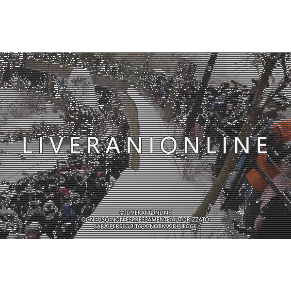 (100130) -- WASHINGTON, Jan. 30, 2010 -- People attend a farewell party for giant panda Tai Shan at the National Zoo in Washington D.C., the United States, Jan. 30, 2010. Hundreds of fans braved heavy snowfall Saturday to express goodbye to Tai Shan. Tai Shan, born at the National Zoo in 2005, will be carried back to China by a U.S. FedEx cargo plane on Feb. 4. Zhang Jun) (gxr) /Agenzia Aldo Liverani Sas - ITALY ONLY - Tornera\' in Cina volando in prima classe Tai Shan, il panda gigante nato nel 2005 nello zoo di Washington