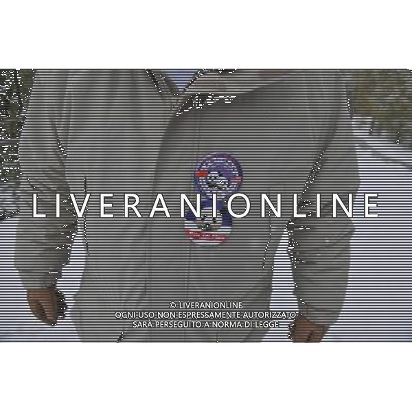 (100130) -- WASHINGTON, Jan. 30, 2010 -- A man wearing pins of giant panda Tai Shan attends a farewell party at the National Zoo in Washington D.C., the United States, Jan. 30, 2010. Hundreds of fans braved heavy snowfall Saturday to express goodbye to Tai Shan. Tai Shan, born at the National Zoo in 2005, will be carried back to China by a U.S. FedEx cargo plane on Feb. 4. Zhang Jun) (gxr) /Agenzia Aldo Liverani Sas - ITALY ONLY - Tornera\' in Cina volando in prima classe Tai Shan, il panda gigante nato nel 2005 nello zoo di Washington