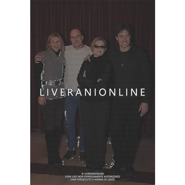 MILANO 1/2/2010 TEATRO MANZONI VIA MANZONI PHOTOCALL DELLO SPETTACOLO TEATRALE: \'DONA FLOR E I SUOI DUE MARITI\' REGIA E DRAMMATURGIA DI EMANUELA GIORDANO NELLA FOTO EMANUELA GIORDANO CON I MUSICISTI: MASSIMO DE LORENZO, ERMANNO DODARO E GIOVANNA FAMULARI FOTO ROMANO/AG ALDO LIVERANI