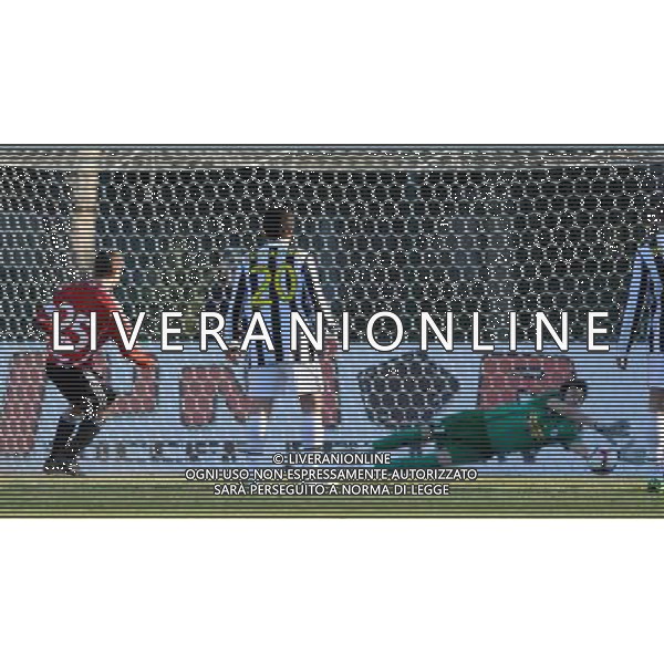 62 Torneo Viareggio Cup World Football Tournament Coppa Carnevale-Gr.A Gir.1 Viareggio - 01.02.2010 Juventus-Legia Varsavia Nella Foto:PINSOGLIO IN PARATA SUL RIGORE DI ZBOZIEM /Ph.Vitez-Ag. Aldo Liverani