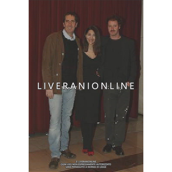 MILANO 1/2/2010 TEATRO MANZONI VIA MANZONI PHOTOCALL DELLO SPETTACOLO TEATRALE: \'DONA FLOR E I SUOI DUE MARITI\' REGIA E DRAMMATURGIA DI EMANUELA GIORDANO NELLA FOTO CATERINA MURINO, PAOLO CALABRESI E PIETRO SERMONTI FOTO FIOCHI/ALDO LIVERANI