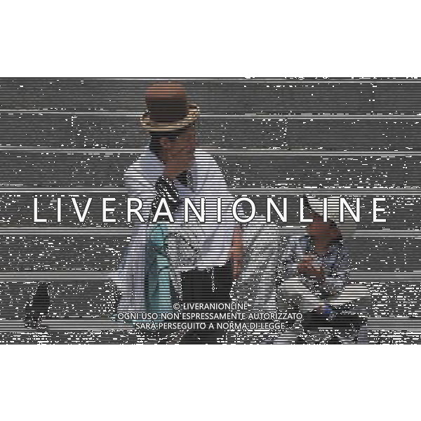 - LA PAZ, Dec. 6, 2009 ) -- A woman sits with her kid in La Paz, Bolivia, Dec. 5, 2009. Abitanti, Popolazione, Bambino Boliviano, Donna Boliviana ©photoshot/Agenzia Aldo Liverani Sas - ITALY ONLY -