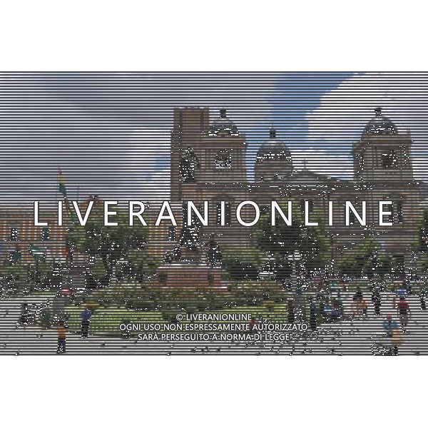 LA PAZ, Dec. 6, 2009 ) -- People rest at the Plaza Murillo in La Paz, Bolivia, Dec. 5, 2009. Abitanti, Popolazione, gente e Bambini nella Piazza Murillo - Citta\' ©photoshot/Agenzia Aldo Liverani Sas - ITALY ONLY -