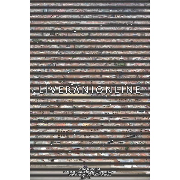 LA PAZ, Dec. 6, 2009 ) -- A man walks on a hill in the suburb of La Paz, Bolivia, Dec. 5, 2009. Panoramica, Veduta dall\'alto della Citta\' ©photoshot/Agenzia Aldo Liverani Sas - ITALY ONLY -