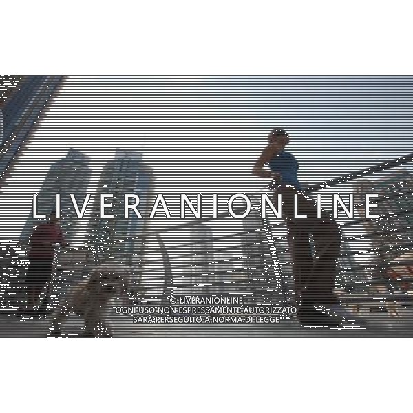 An expat woman walks her dog at Dubai Marina Walk in Dubai, November 30, 2009. /Agenzia Aldo Liverani Sas - ITALY ONLY -