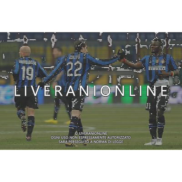 Coppa Italia TIM Cup 2009/2010 Semifinale Andata Milano - 03.02.2010 Inter-Fiorentina Nella Foto: DIEGO MILITO ESULTANZA DOPO IL GOL DEL 1-0 CON MUNTARI /Ph.Vitez-Ag. Aldo Liverani
