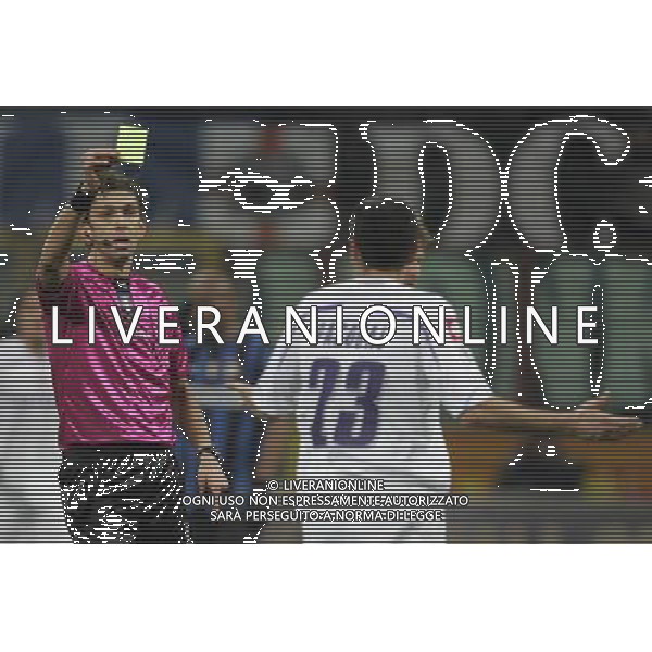 INTER - FIORENTINA COPPA ITALIA TIM CUP SEMIFINALE ANDATA 03/02/2010 NELLA FOTO l\'arbitro tagliavento estrae il cartellino giallo per l\'ammonizione di pasqual ©LUZZANI/AGENZIA ALDO LIVERANI SAS
