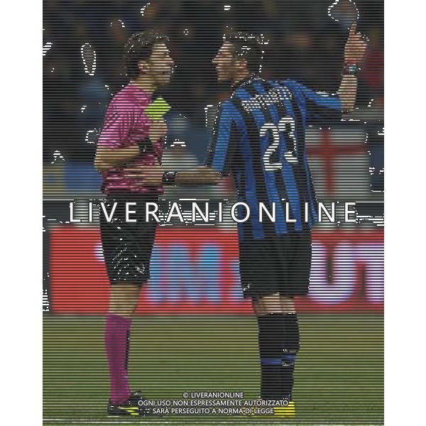 Coppa Italia TIM Cup 2009/2010 Semifinale Andata Milano - 03.02.2010 Inter-Fiorentina Nella Foto:MARCO MATERAZZI PROTESTA CON L\'ARBITRO TAGLIAVENTO PER IL CARTELLINO GIALLO DELL\'AMMONIZIONE /Ph.Vitez-Ag. Aldo Liverani