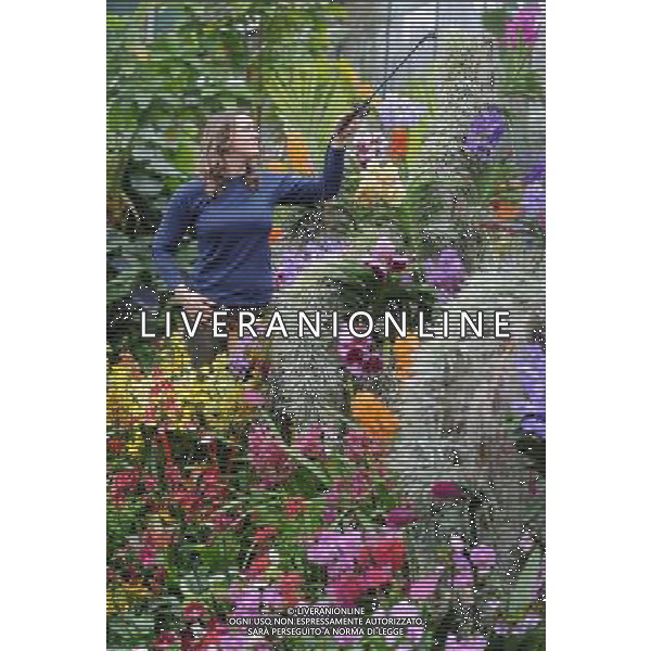 Pic Shows: Workers at Kew Gardens, London, Preparing the new \'Tropical Extravaganza\', the fisrt festival in Biodiversity Year at Kew. The display contains over 7000 plants, including over 3000 orchids. /Agenzia Aldo Liverani Sas - ITALY ONLY - IL PRIMO FESTIVAL NELL\'ANNO DELLA BIODIVERSITA\' CON PIU\' DI 7000 PIANTE E FIORI TROPICALI E PIU\' DI 3000 ORCHIDEE AI KEW GARDENS A LONDRA