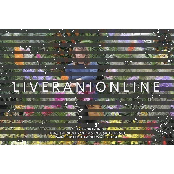 Pic Shows: Workers at Kew Gardens, London, Preparing the new \'Tropical Extravaganza\', the fisrt festival in Biodiversity Year at Kew. The display contains over 7000 plants, including over 3000 orchids. /Agenzia Aldo Liverani Sas - ITALY ONLY - IL PRIMO FESTIVAL NELL\'ANNO DELLA BIODIVERSITA\' CON PIU\' DI 7000 PIANTE E FIORI TROPICALI E PIU\' DI 3000 ORCHIDEE AI KEW GARDENS A LONDRA