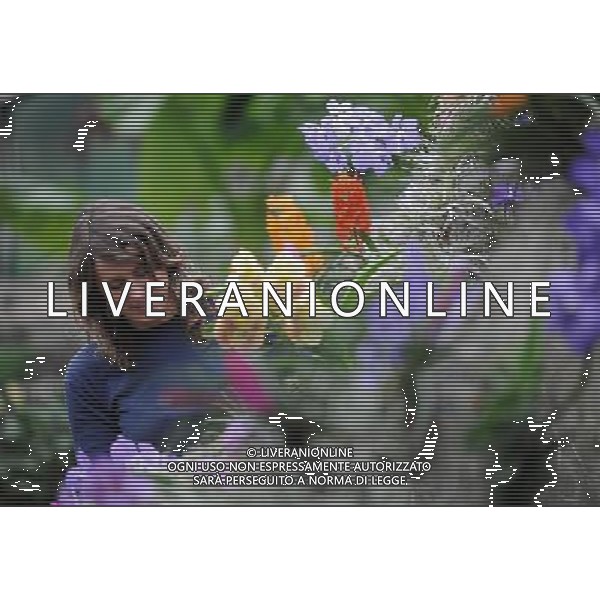 Pic Shows: Workers at Kew Gardens, London, Preparing the new \'Tropical Extravaganza\', the fisrt festival in Biodiversity Year at Kew. The display contains over 7000 plants, including over 3000 orchids. /Agenzia Aldo Liverani Sas - ITALY ONLY - IL PRIMO FESTIVAL NELL\'ANNO DELLA BIODIVERSITA\' CON PIU\' DI 7000 PIANTE E FIORI TROPICALI E PIU\' DI 3000 ORCHIDEE AI KEW GARDENS A LONDRA