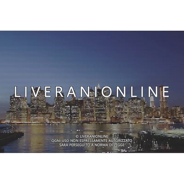 New York, Feb 4. The skyline of the financial district in lower Manhattan from Brooklyn. /Agenzia Aldo Liverani Sas - ITALY ONLY - La citta\' di Manhattan l\'isola su cui sorge l\'omonimo distretto nella contea di New York, Usa