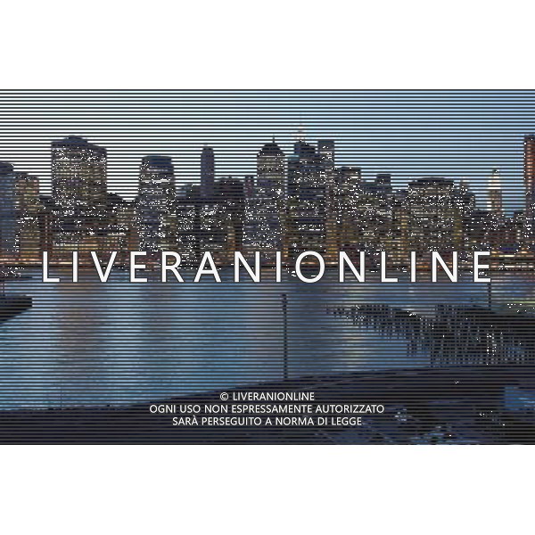 New York, Feb 4. The skyline of the financial district in lower Manhattan from Brooklyn. /Agenzia Aldo Liverani Sas - ITALY ONLY - La citta\' di Manhattan l\'isola su cui sorge l\'omonimo distretto nella contea di New York, Usa