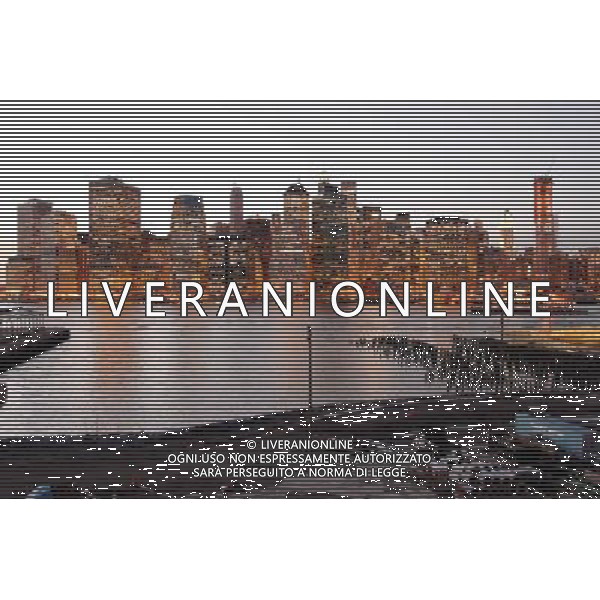 New York, Feb 4. The skyline of the financial district in lower Manhattan from Brooklyn. /Agenzia Aldo Liverani Sas - ITALY ONLY - La citta\' di Manhattan l\'isola su cui sorge l\'omonimo distretto nella contea di New York, Usa