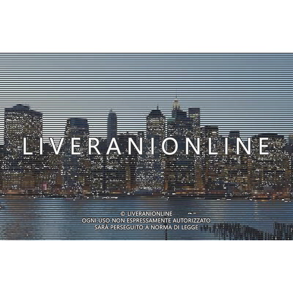 New York, Feb 4. The skyline of the financial district in lower Manhattan from Brooklyn. /Agenzia Aldo Liverani Sas - ITALY ONLY - La citta\' di Manhattan l\'isola su cui sorge l\'omonimo distretto nella contea di New York, Usa