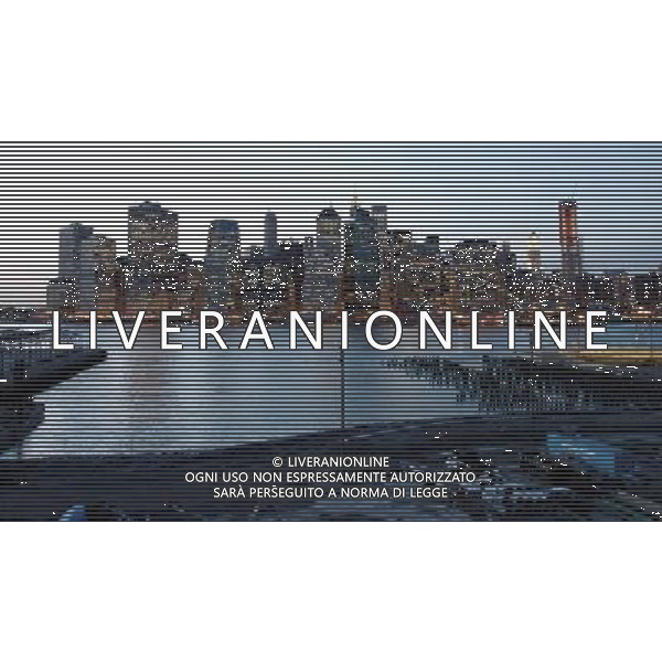 New York, Feb 4. The skyline of the financial district in lower Manhattan from Brooklyn. /Agenzia Aldo Liverani Sas - ITALY ONLY - La citta\' di Manhattan l\'isola su cui sorge l\'omonimo distretto nella contea di New York, Usa