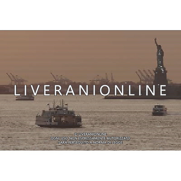 New York, Feb 4. The Statue of Liberty sits in a busy shipping lane, and nearby docks. /Agenzia Aldo Liverani Sas - ITALY ONLY - La citta\' di Manhattan l\'isola su cui sorge l\'omonimo distretto nella contea di New York, Usa