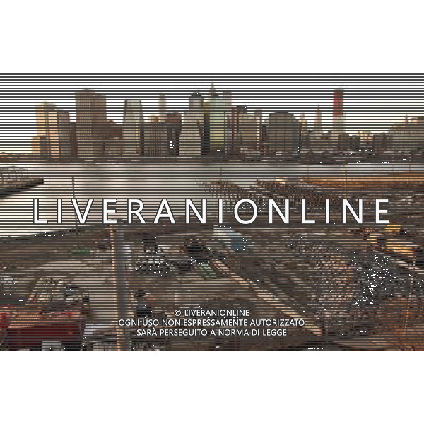 New York, Feb 4. Construction area in the Colubia Heights area of Brooklyn on the East river transforming old warehouses and shipping berths into modern amenities. The skyline of the financial district in lower Manhattan in the background. /Agenzia Aldo Liverani Sas - ITALY ONLY - La citta\' di Manhattan l\'isola su cui sorge l\'omonimo distretto nella contea di New York, Usa
