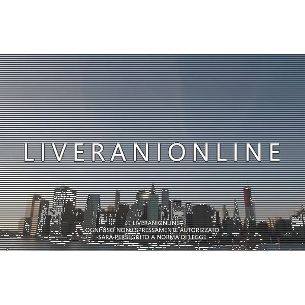 New York, Feb 4. The skyline of the financial district in lower Manhattan from Brooklyn. /Agenzia Aldo Liverani Sas - ITALY ONLY - La citta\' di Manhattan l\'isola su cui sorge l\'omonimo distretto nella contea di New York, Usa