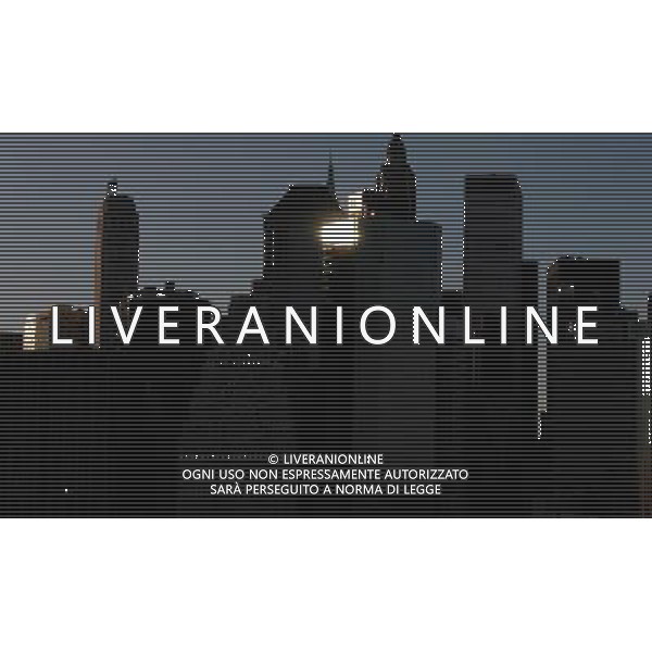 New York, Feb 4. The skyline of the financial district in lower Manhattan from Brooklyn. /Agenzia Aldo Liverani Sas - ITALY ONLY - La citta\' di Manhattan l\'isola su cui sorge l\'omonimo distretto nella contea di New York, Usa