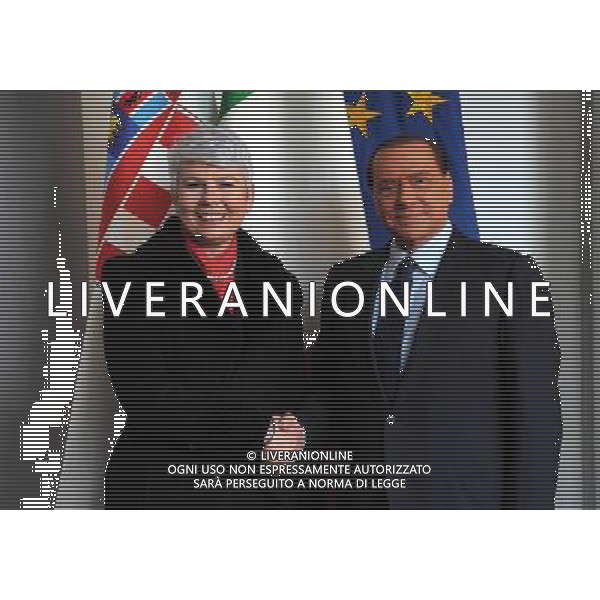 ARCORE (MB) 8/2/2010VILLA SAN MARTINO INCONTRO TRA IL PRESIDENTE DEL CONSIGLIO SILVIO BERLUSCONI E IL PRESIDENTE DEL CONSIGLIO DELLA REPUBBLICA DI CROAZIA, JADRANCA COSOR NELLA FOTO STRETTA DI MANO TRA SILVIO BERLUSCONI E IADRANCA KOSOR ©ROMANO/AGENZIA ALDO LIVERANI SAS
