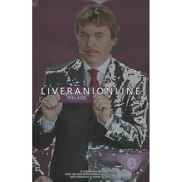 Polish former football star Zbigniew Boniek draws Northern Ireland durnig the UEFA EURO 2012 qualifying Draw Cremony in the Congress Hall of the Palace of Culture and Science in Warsaw, Poland, 7 February 2010. /Agenzia Aldo Liverani Sas - ITALY ONLY - VARSAVIA: SORTEGGI DI QUALIFICAZIONE AGLI EUROPEI DI CALCIO UCRAINA-POLONIA 2012