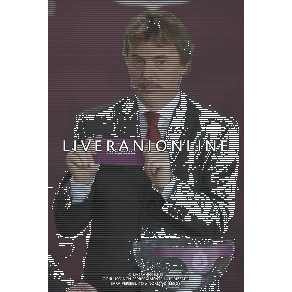 Polish former football star Zbigniew Boniek draws Finland durnig the UEFA EURO 2012 qualifying Draw Cremony in the Congress Hall of the Palace of Culture and Science in Warsaw, Poland, 7 February 2010. /Agenzia Aldo Liverani Sas - ITALY ONLY - VARSAVIA: SORTEGGI DI QUALIFICAZIONE AGLI EUROPEI DI CALCIO UCRAINA-POLONIA 2012