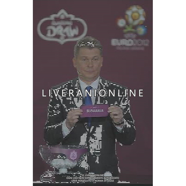 Ukrainian former football star Oleg Blokhin draws Slovakia durnig the UEFA EURO 2012 qualifying Draw Cremony in the Congress Hall of the Palace of Culture and Science in Warsaw, Poland, 7 February 2010. /Agenzia Aldo Liverani Sas - ITALY ONLY - VARSAVIA: SORTEGGI DI QUALIFICAZIONE AGLI EUROPEI DI CALCIO UCRAINA-POLONIA 2012