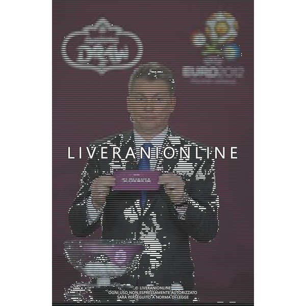 Ukrainian former football star Oleg Blokhin draws Slovakia durnig the UEFA EURO 2012 qualifying Draw Cremony in the Congress Hall of the Palace of Culture and Science in Warsaw, Poland, 7 February 2010. /Agenzia Aldo Liverani Sas - ITALY ONLY - VARSAVIA: SORTEGGI DI QUALIFICAZIONE AGLI EUROPEI DI CALCIO UCRAINA-POLONIA 2012