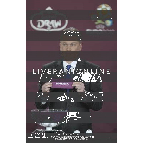 Ukrainian former football star Oleg Blokhin draws Romania durnig the UEFA EURO 2012 qualifying Draw Cremony in the Congress Hall of the Palace of Culture and Science in Warsaw, Poland, 7 February 2010. /Agenzia Aldo Liverani Sas - ITALY ONLY - VARSAVIA: SORTEGGI DI QUALIFICAZIONE AGLI EUROPEI DI CALCIO UCRAINA-POLONIA 2012